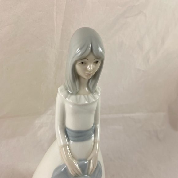 Vintage Girl Standing With Hat And Bow Porcelain Figurine Spain Porceval 9” Tall - Picture 2 of 12